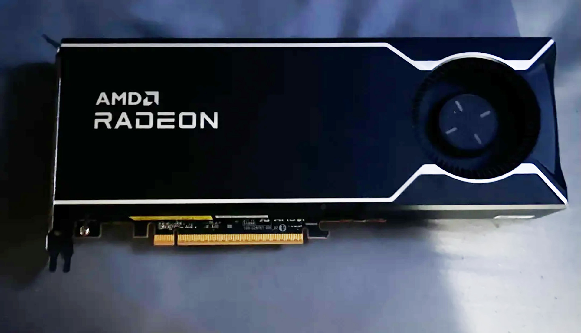 Protótipo da AMD Radeon AI Pro R9700 encontrado por 'um amigo' e postado no Reddit — modelo real de design de referência da renderização artística da AMD