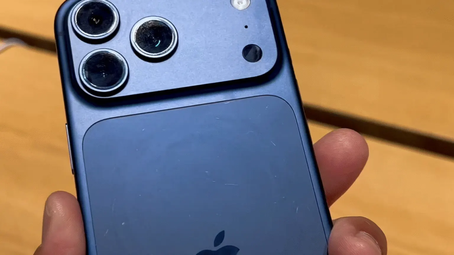 Apple explica os danos na carcaça do iPhone 17