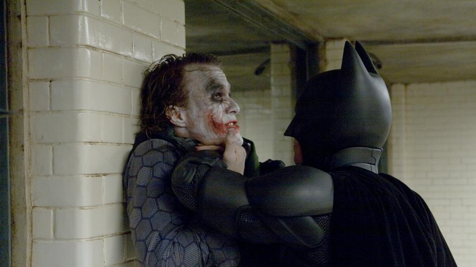 Christian Bale admite que sua atuação como Batman foi ofuscada por Heath Ledger em O Cavaleiro das Trevas