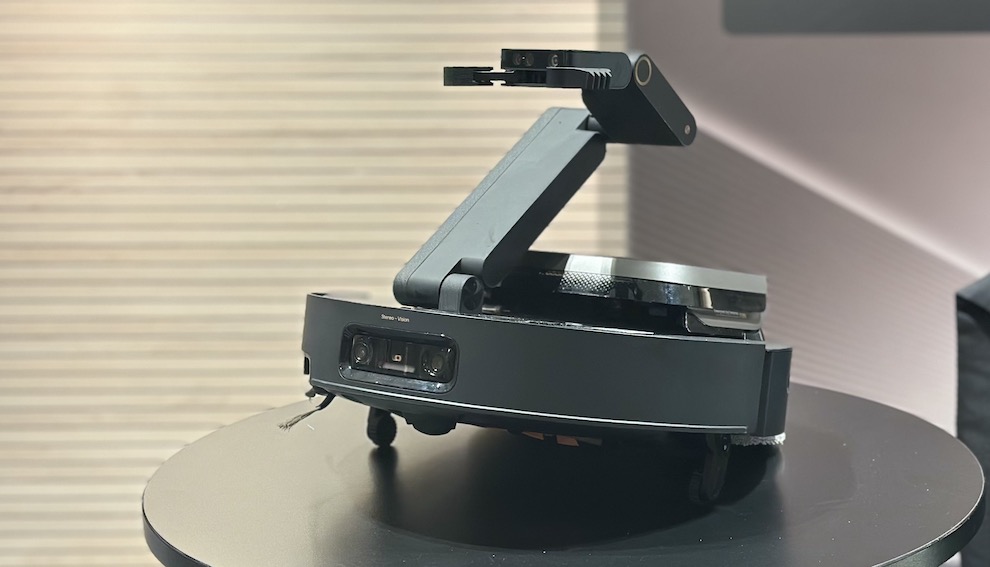 Dreame mostra um robot aspirador com um braço que retira objectos do caminho