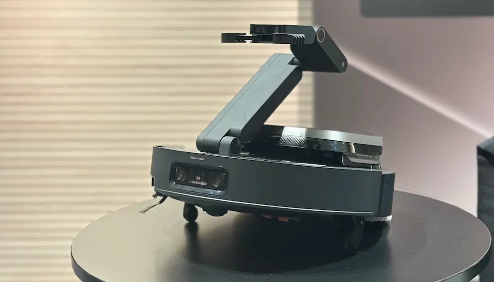 Dreame mostra um robot aspirador com um braço que retira objectos do caminho
