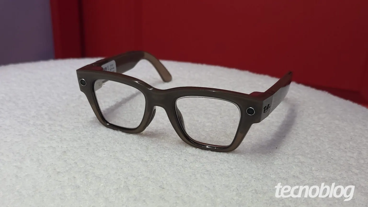 Meta apresenta óculos smart com tela translúcida e controle por gestos