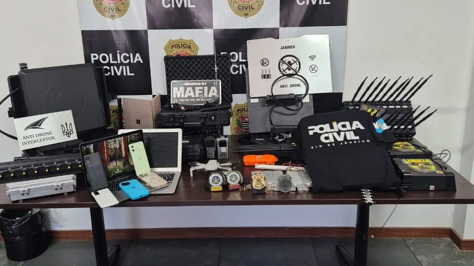 Polícia Civil e Anatel desmantelam fábrica de bloqueadores de sinal em SP