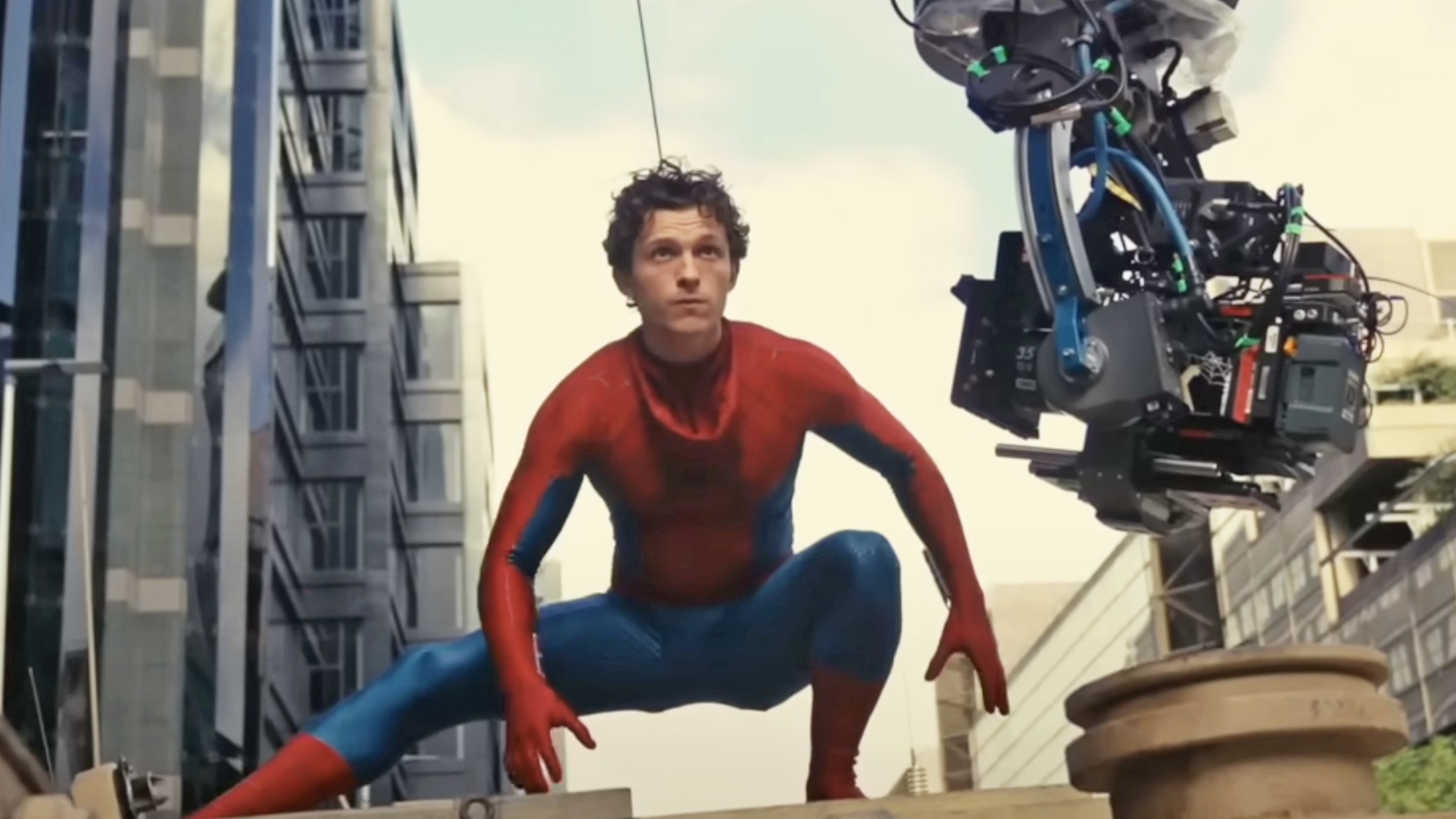 Tom Holland revelou que tem pesquisado ativamente na internet para compreender o que os fãs esperam de um filme do Homem-Aranha