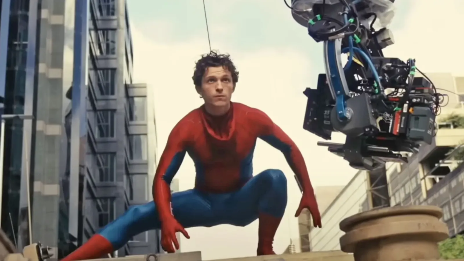 Tom Holland revelou que tem pesquisado ativamente na internet para compreender o que os fãs esperam de um filme do Homem-Aranha