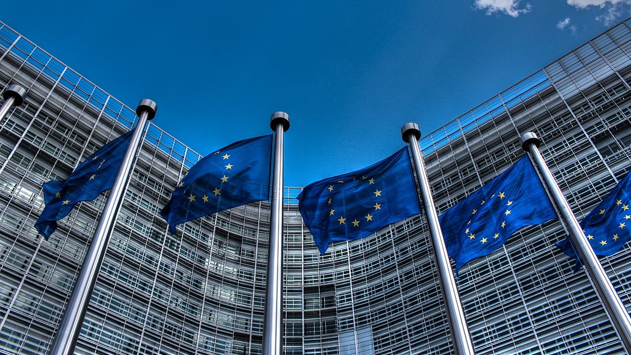 União Europeia cobra Apple, Google e Microsoft por medidas mais rígidas contra golpes