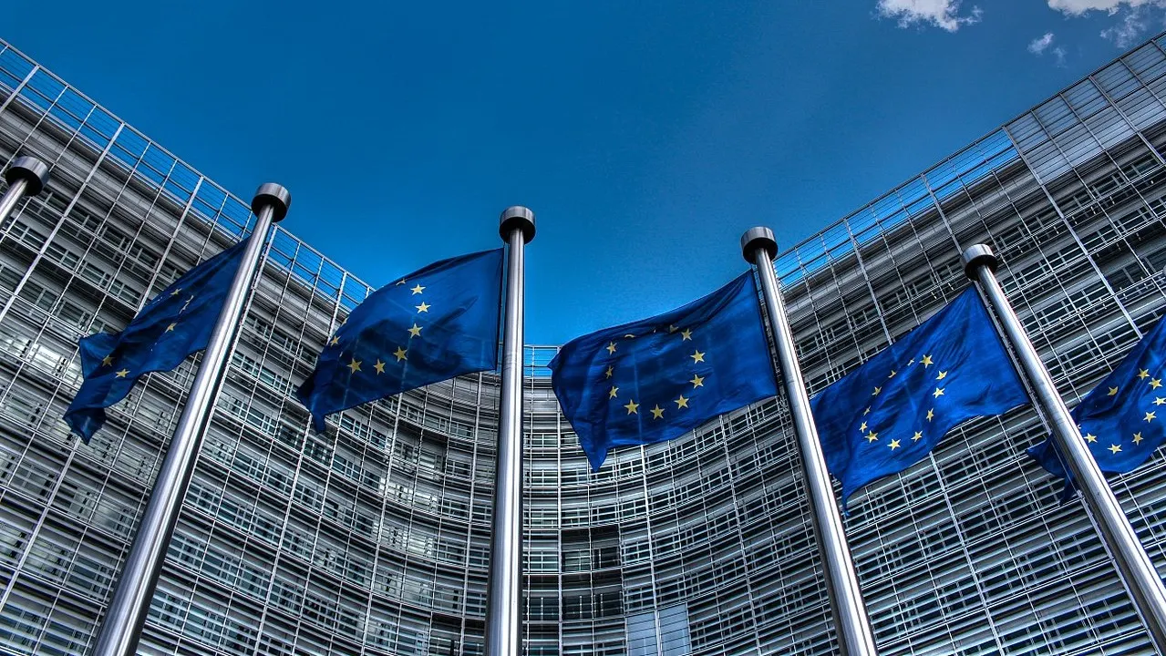 União Europeia cobra Apple, Google e Microsoft por medidas mais rígidas contra golpes
