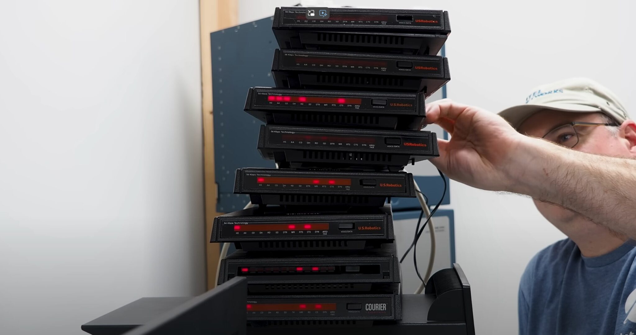 Usar o YouTube por linha comutada? É possível se tiver 12 linhas telefónicas e outros tantos modems