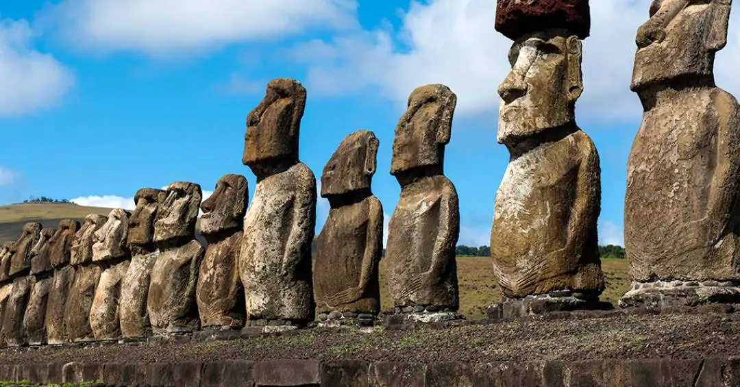 Como as estátuas da ilha de Páscoa “andaram”? Estudo simula o deslocamento