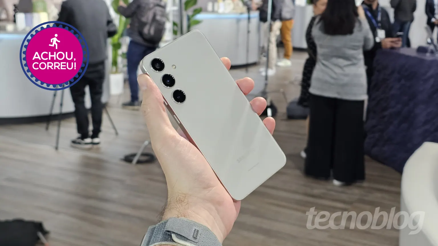 Galaxy S24 (256 GB) fica 57% mais barato com cupom em promoção