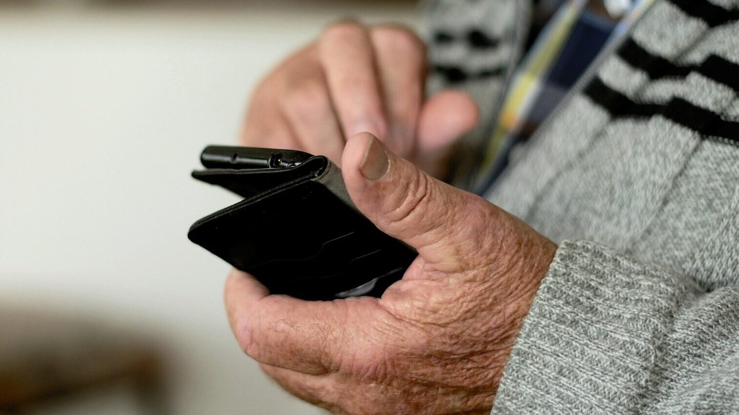Idosos se sentem excluídos dos serviços digitais, aponta pesquisa