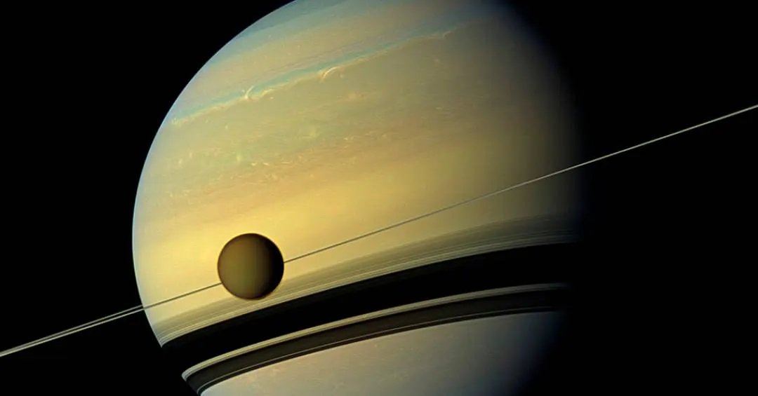 Lua de Saturno torna-se uma boa candidata para abrigar vida, sugere pesquisa