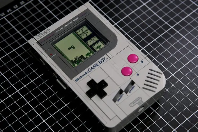 Modder transforma o Game Boy de LEGO em um portátil funcional