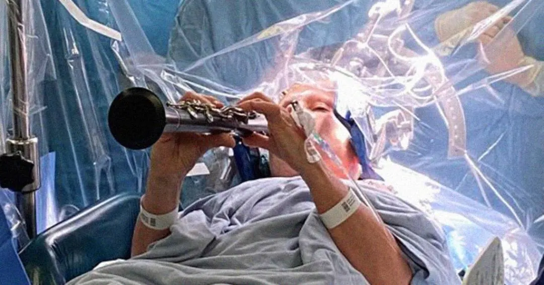 Mulher toca clarinete durante cirurgia cerebral no Reino Unido; entenda o porquê