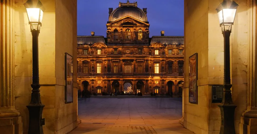 Por que o museu do Louvre tem esse nome?