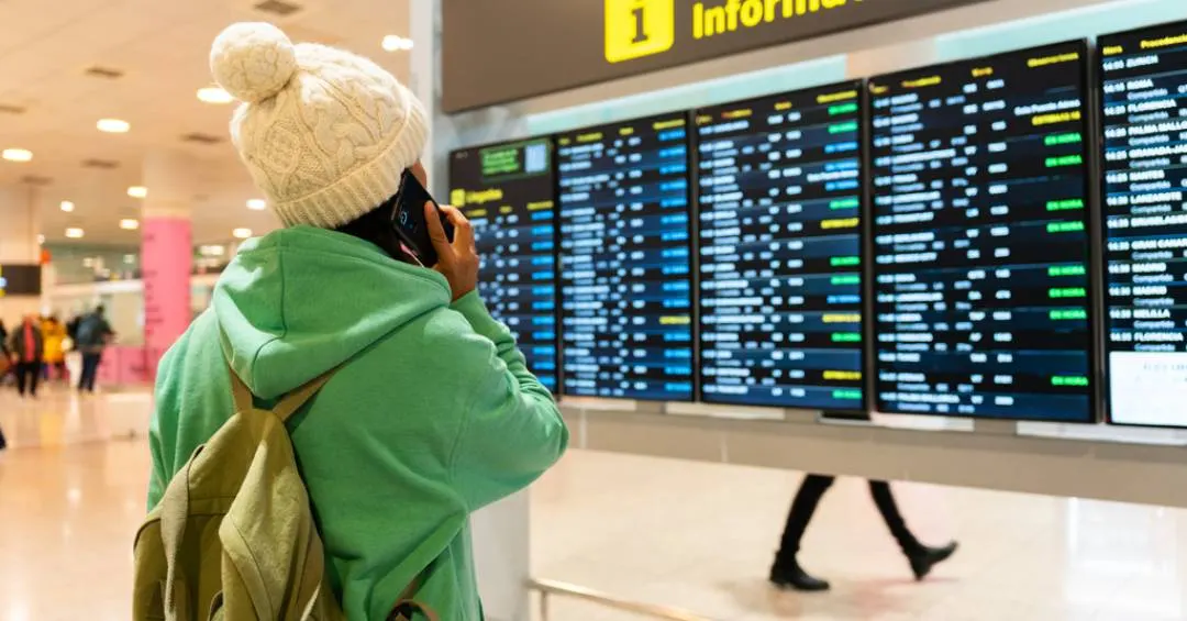 Quem define os códigos de três letras dos aeroportos?