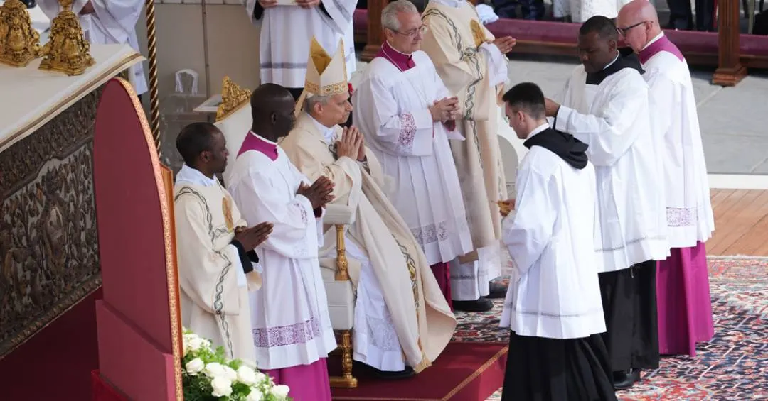 Quem é o estilista da Igreja Católica? E quanto custa um look do papa?