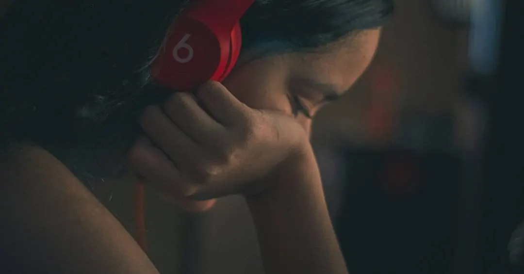 Nos últimos 50 anos, a música pop ficou mais negativa e simples, diz estudo