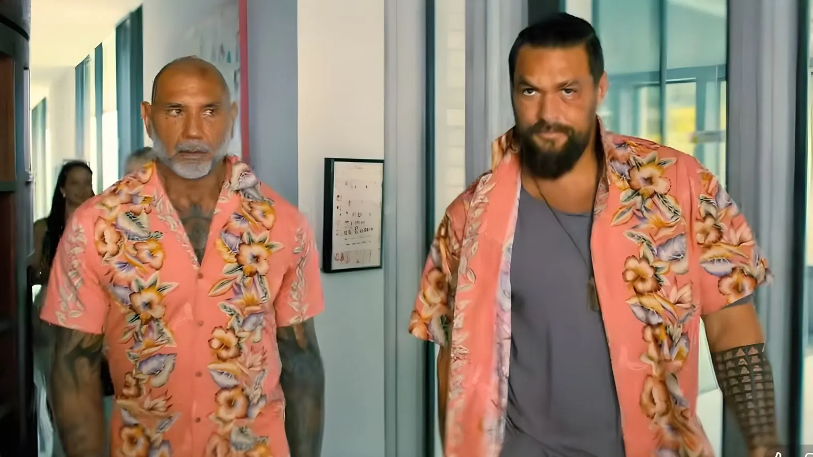 Dupla Perigosa, comédia de ação com Jason Momoa e Dave Bautista, ganha trailer eletrizante