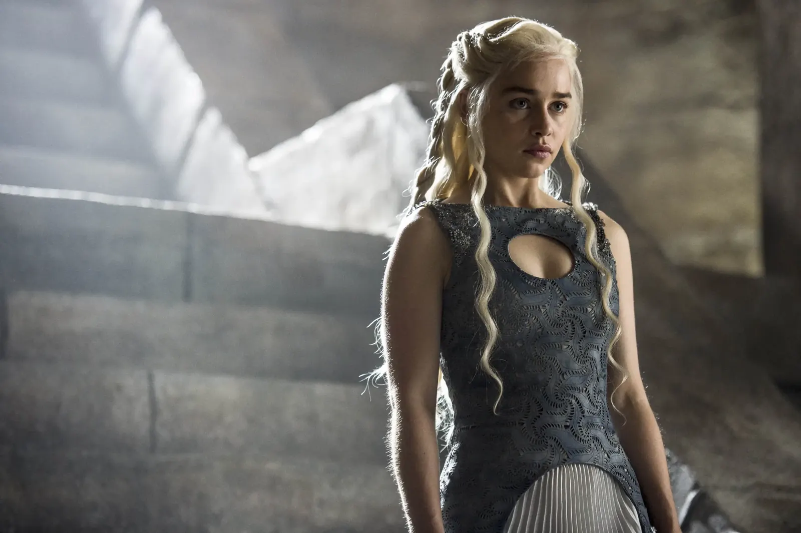 Game of Thrones | Emilia Clarke critica linguista da série e recebe “invertida” explicativa