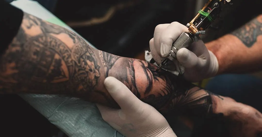 Tatuagens, toxinas e o sistema imune: o que você precisa saber antes de fazer uma