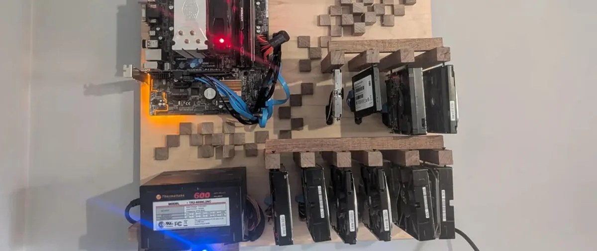 Esse cara montou um servidor de quase 10 TB que fica pendurado na parede para guardar sua coleção de mídia e comemora: “um bom lugar para guardar todo o meu tesouro pirateado”